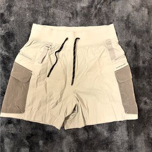 Lululemon multi-pocket cargo high rise hiking shorts